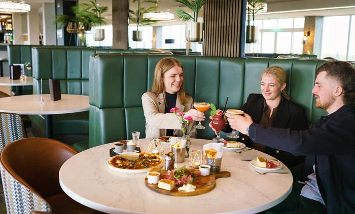Dining in The Point Bar & Lounge